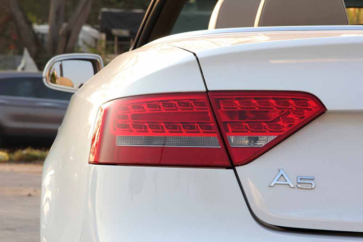 Ngay cả phần thân xe cũng sở hữu thiết kế đơn giản, thanh thoát làm người có cảm giác chiếc xe sang mui trần Audi này dường như được sinh ra cho phái đẹp nhiều hơn. Chút cá tính và góc cạnh được thể hiện ở phần đầu xe và lưới tản nhiệt hay bộ vành &#x8;hợp kim đa chấu cỡ 17 inch.