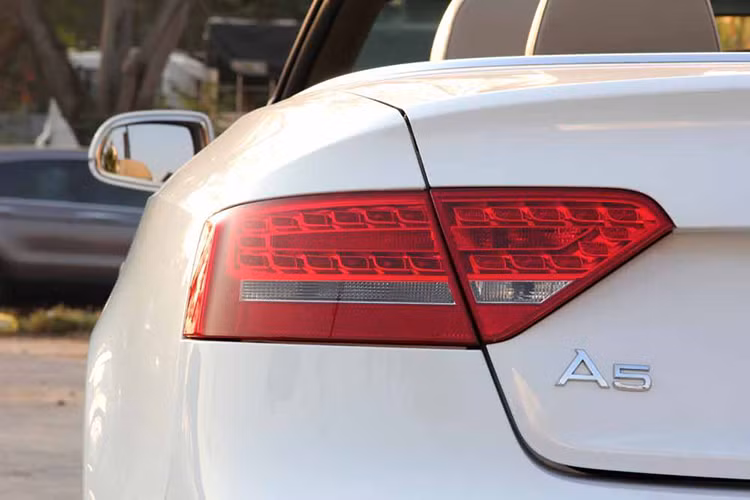 Ngay cả phần thân xe cũng sở hữu thiết kế đơn giản, thanh thoát làm người có cảm giác chiếc xe sang mui trần Audi này dường như được sinh ra cho phái đẹp nhiều hơn. Chút cá tính và góc cạnh được thể hiện ở phần đầu xe và lưới tản nhiệt hay bộ vành hợp kim đa chấu cỡ 17 inch.