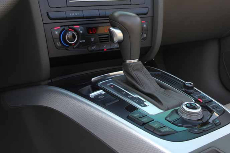 A5 Cabriolet 2010 sở hữu khối động cơ tăng áp kép có dung tích xy lanh 1.984cc sử dụng công nghệ phun nhiên liệu trực tiếp TFSI. Động cơ này sẽ sản sinh ra công suất 211 mã lực tại vòng tua 4.300 vòng/phút. Momen xoắn cực đại đạt mức 350 Nm trong dải vòng tua 1.500 – 4.200 vòng/phút truyền động nhờ hộp số Tiptronic 6 cấp.