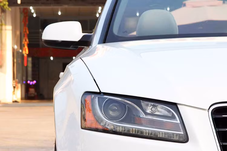 Về thiết kế, Audi A5 Cabriolet đời 2010 vẫn sử dụng cụm đèn pha của A5 Coupe cùng với lưới tản nhiệt cỡ lớn vốn gần như đã trở thành nét đặc trưng của Audi. Cụm đèn hậu sử dụng công nghệ LED với tông màu đỏ làm chủ đạo kết hợp với những đường gân xe nhẹ nhàng nối liền từ trước ra sau.