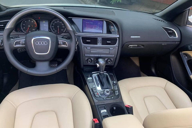 Trên mẫu xe sang mui trần này, các kỹ sư Audi đã thiết kế lối vào khá tiện nghi và thoải mái cho người lái - dù khi đóng mui, một người với chiều cao 1m8 vẫn có thể ra vào thoải mái. Với hàng ghế sau, không gian không được thoải mái như vậy. Điều này là khá dễ hiểu đối với một chiếc Coupe mui trần.