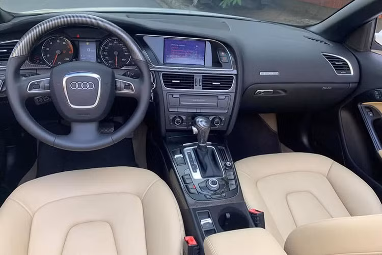 Trên mẫu xe sang mui trần này, các kỹ sư Audi đã thiết kế lối vào khá tiện nghi và thoải mái cho người lái - dù khi đóng mui, một người với chiều cao 1m8 vẫn có thể ra vào thoải mái. Với hàng ghế sau, không gian không được thoải mái như vậy. Điều này là khá dễ hiểu đối với một chiếc Coupe mui trần.