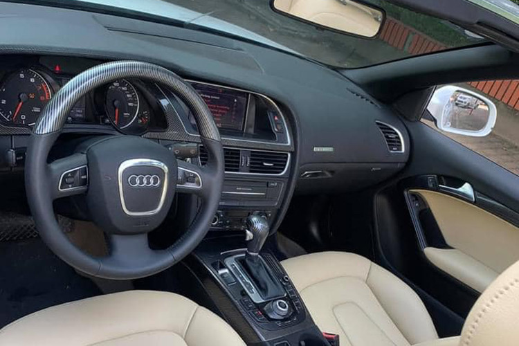 Bên trong nội thất, các chi tiết được thiết kế khá đẹp mắt - &#x1d;vô lăng thể thao 3 chấu bọc da với những phím điều khiển đa chức năng, cùng cần điều khiển hệ thống cruise control. Bảng đồng hồ trung tâm đơn giản với đồng hồ đo vòng tua và tốc độ cùng tông màu sáng khá dễ nhìn.