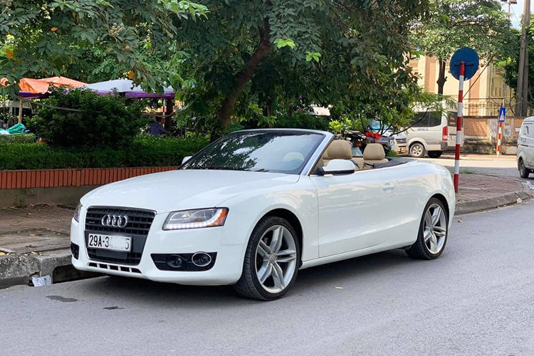  Audi A5 Cabriolet mui trần bán ra thị trường bắt đầu từ năm 2009 và ngay sau đó mẫu xe này nhanh chóng chiếm được tình cảm của giới trẻ yêu thích cảm giác tự do phóng khoáng. Tại thị trường Việt Nam, mẫu xe này được người dùng đưa về chủ yếu theo dạng nhậ&#x1d;p khẩu tư nhân thời điểm đó với mức giá không hề rẻ.