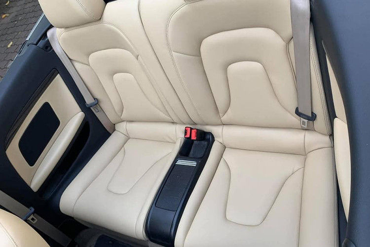 Các phương tiện giải trí bao gồm màn hình LCD 7 inch cùng đầu đĩa DVD được đặt chính giữa, có độ tương phản cao có thể kết nối được đến điện thoại, usb... ngoài ra hệ thống giải trí của chiếc xe còn được hỗ trợ một ổ cứng dung lượng 40GB kèm theo bộ xử lý NVIDIA.