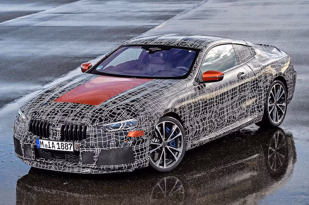 BMW cuối cùng cũng đã tung ra một đoạn teaser quảng cáo về phiên bản sản xuất của mẫu xe sang BMW 8 Series, dù cho nó vẫn khoác trên mình bộ cánh ngụy trang camouflage. Không chỉ được ngắm nhìn, chúng ta còn có thể nghe thấy rất rõ tiếng động cơ tăng áp gầm vang đầy phấn khích. Từ đoạn clip ngắn nói trên, có thể thấy rằng 8 Series dường như đã sẵn sàng để ra mắt công chúng trong thời gian tới.