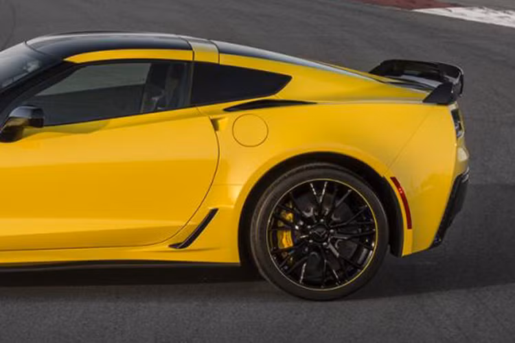 Các má phanh hiệu suất cao bằng gốm ma trận do Brembo cung cấp và số hiệu của phiên bản đặc biệt sẽ được dập thẳng vào khung gầm.