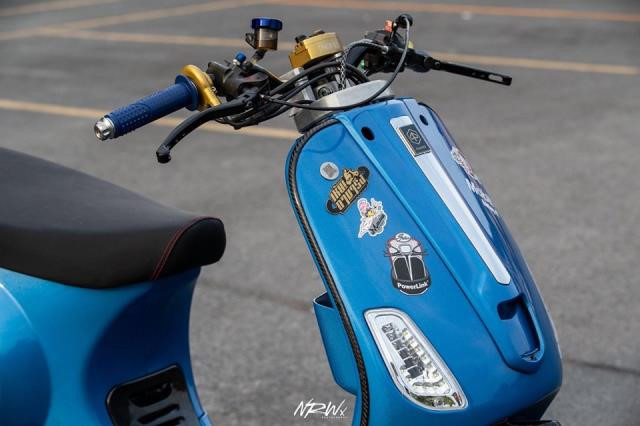 Hàng loạt phụ kiện đắt tiền trang bị trên xe có thể kể đến như cùm tăng tốc Active, cùm phanh Brembo Billet, cùm côn Brembo Kohken... Chỉ riêng 3 phụ kiện trên chiếc xe ga Vespa độ vừa nêu đã tốn gần 20 triệu đồng.