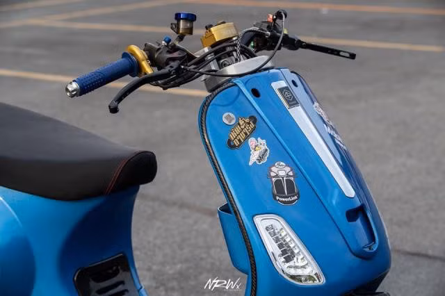 Hàng loạt phụ kiện đắt tiền trang bị trên xe có thể kể đến như cùm tăng tốc Active, cùm phanh Brembo Billet, cùm côn Brembo Kohken... Chỉ riêng 3 phụ kiện trên chiếc xe ga Vespa độ vừa nêu đã tốn gần 20 triệu đồng.