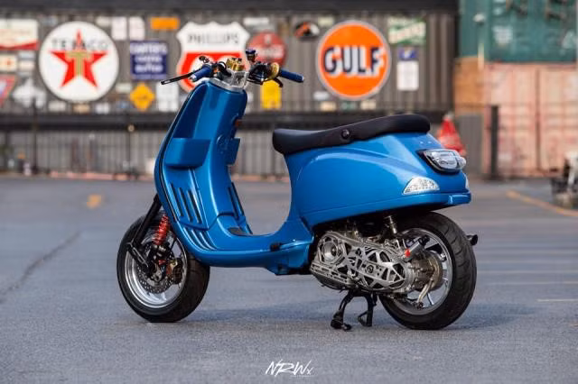 Ốp che bộ truyền động có thiết kế độc đáo với các khoảng trống có thể nhìn vào bên trong, thu hút được ánh mắt của những người xung quanh khi di chuyển trên phố.