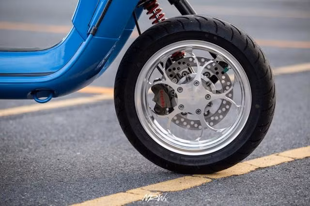 Mâm "zin" theo xe được thay bằng loại CNC của hãng RRGS - một hãng chuyên sản xuất phụ kiện độ xe nổi tiếng của Đài Loan. Mâm CNC giúp giảm khối lượng của xe đồng thời tăng thêm vẻ đẹp cho xe nhờ kiểu dáng bắt mắt.