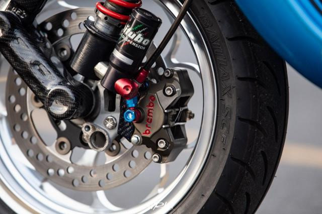 Dàn chân trước sử dụng giảm xóc đến từ hãng Bitubo sản xuất riêng cho Vespa. Heo dầu là loại Brembo Billet 2 piston đối xứng cho lực phanh tốt hơn heo dầu nguyên bản.