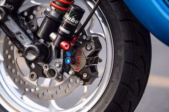 Dàn chân trước sử dụng giảm xóc đến từ hãng Bitubo sản xuất riêng cho Vespa. Heo dầu là loại Brembo Billet 2 piston đối xứng cho lực phanh tốt hơn heo dầu nguyên bản.