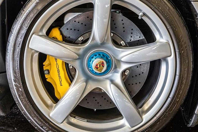 Hãng siêu xe Porsche đã lắp cho nó khối động cơ xăng V10 dung tích 5.7L hút khí tự nhiên ‘’đẩy’’ ra mức công suất tối đa 603hp@6.000 v/p và mô-men xoắn cực đại 590Nm@5.750 v/p. Máy đặt giữa (mid-engine) dẫn động cầu sau (RWD) thông qua hộp số tay 6 cấp sử dụng bộ ly hợp bằng gốm PCCC (Porsche Ceramic Composite Clutch).