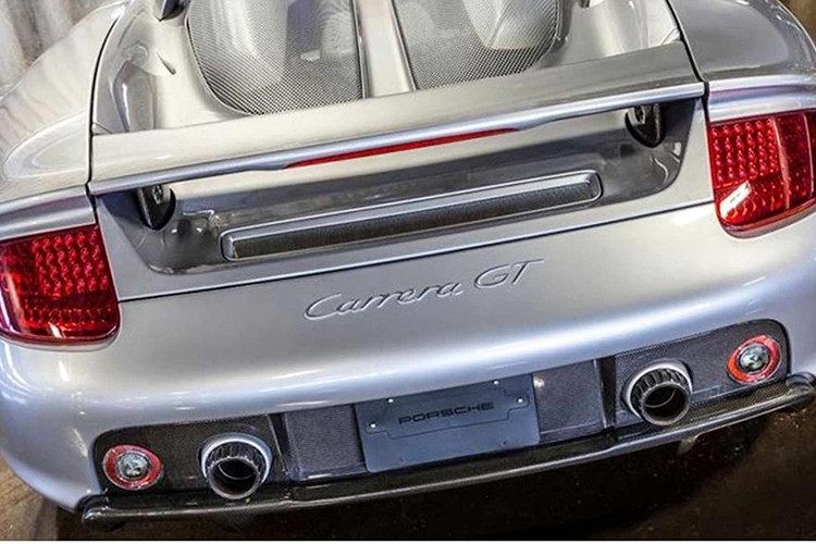 Với giá bán ‘’trên trời’’ hơn 1,5 triệu USD hiện nay (chính xác là 1.599.995 USD - khoảng hơn 35 tỷ đồng) tuy nhiên với sức hút của mình, chắc chắn nó sẽ được các nhà sưu tầm mua lại. Được biết, vào năm 2004 một chiếc Porsche Carrera GT mới được bán tại Mỹ với mức giá từ 448.000 USD - cả một gia tài.