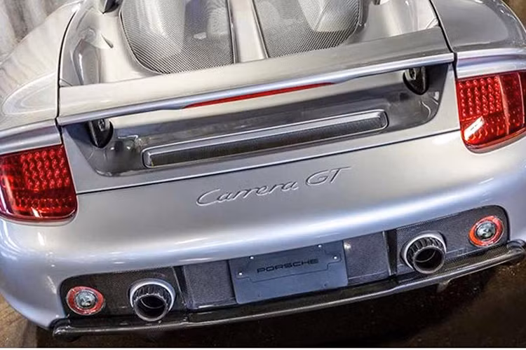 Với giá bán ‘’trên trời’’ hơn 1,5 triệu USD hiện nay (chính xác là 1.599.995 USD - khoảng hơn 35 tỷ đồng) tuy nhiên với sức hút của mình, chắc chắn nó sẽ được các nhà sưu tầm mua lại. Được biết, vào năm 2004 một chiếc Porsche Carrera GT mới được bán tại Mỹ với mức giá từ 448.000 USD - cả một gia tài.