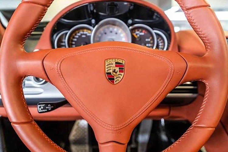 Được biết, mẫu siêu xe Porsche Carrera GT này cũng đã gắn liền với cái chết của nam tài tử nổi tiếng Paul William Walker vào năm 2013 tại Los Angeles. Diễn viên sinh năm 1973 này là người thủ vai Brian O'Conner trong bộ phim ‘’The Fast and the Furious’’ đình đám.