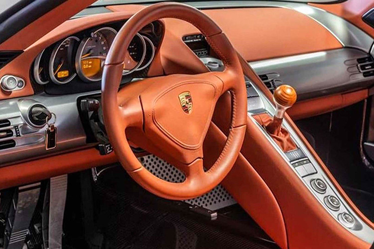 Carrera GT được trang bị những công nghệ tốt nhất của Porsche thời bấy giờ với khoang động cơ ốp sợi carbon, sử dụng phanh gốm/ với đĩa phanh SGL Carbon 15 inch (380 mm. Cánh gió sau điều khiển điện tử tự động nâng lên ở tốc trên 110 km/h,…