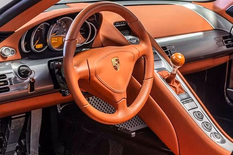 Carrera GT được trang bị những công nghệ tốt nhất của Porsche thời bấy giờ với khoang động cơ ốp sợi carbon, sử dụng phanh gốm/ với đĩa phanh SGL Carbon 15 inch (380 mm. Cánh gió sau điều khiển điện tử tự động nâng lên ở tốc trên 110 km/h,…