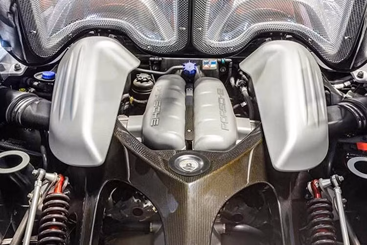 Riêng hãng Porsche đã từng dính vào nhiều vụ kiện siêu xe Carrera GT với nhiều lý do được đưa ra như: xe bị chệch lái, hệ thống ổn định điện tử PSM (Porsche Stability Management) gặp vấn đề, khung xe thiếu an toàn,... Trong những nguyên đơn khởi kiện có cả gia đình của anh Paul Walker. Dòng xe này còn được giới chuyên môn đánh giá là khó ‘’cầm cương’’ ở tốc độ cao.