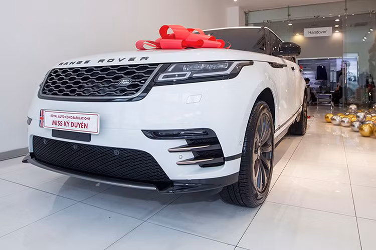Hiện tại, giá xe Range Rover tại Việt Nam cho phiên bản Velar bắt đầu từ 4,02 tỷ đồng. Riêng phiên bản Range Rover Velar R-Dynamic SE có giá bán chính hãng hơn 5,3 tỷ đồng. Được biết, trước đó người đẹp này đã sở hữu đến 2 chiếc xe Mercedes-Benz E-Class.