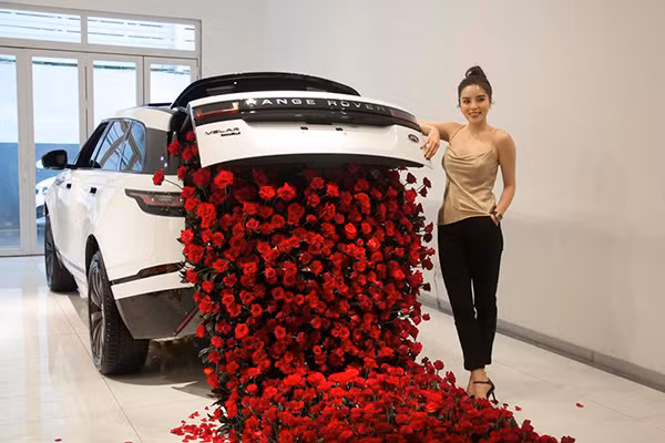 Bên dưới nắp capô Range Rover Velar của Kỳ Duyên là khối động cơ Si6, V6, dung tích 3.0 lít, Supercharged, sản sinh công suất tối đa 380 mã lực và mô-men xoắn cực đại đạt 450 Nm. Xe có khả năng tăng tốc từ vị trí xuất phát lên 100km/h trong thời gian 5,7 giây trước khi đạt tốc độ tối đa 250 km/h.