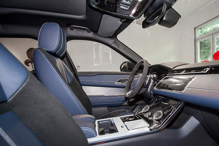 Xe được trang bị CPU Intel 4 nhân, ổ đĩa 60 GB để lưu dữ liệu và có kết nối mạng Ethernet. Dàn âm thanh Meridian 1.600W. Ghế ngồi bọc da cao cấp cùng các đường chỉ khâu ấn tượng, tựa đầu ghế cao có thể điều chỉnh, ghế lái chỉnh điện ghi nhớ vị trí ngồi cũng nhiều tiện ích khác...