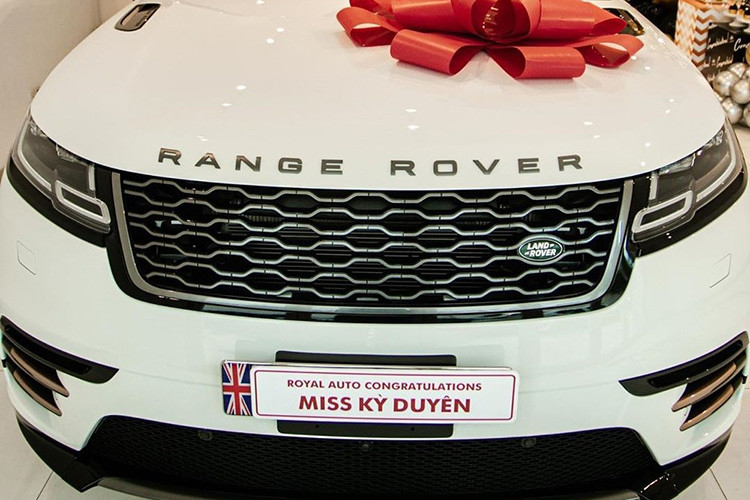 Thiết kế của Velar vẫn mang những nét đặc trưng của gia đình Range Rover, nhưng sự khác biệt lớn nhất là ở phần khung kính cửa sổ có tỉ lệ nhỏ so với thân xe, đồng thời phần sau đuôi đổ dốc hơi mượt mà cùng với đường viền bo tròn ở cửa kính bên thứ 3. Các mâm bánh lớn cũng nhấn mạnh đến chất thể thao, khoẻ khoắn cho ngoại hình Velar.