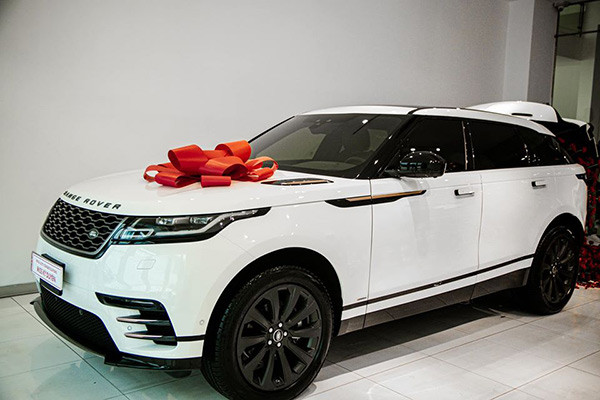Những hình ảnh do Hoa hậu Kỳ Duyên chia sẻ trên trang cá nhân cho thấy, chiếc SUV hạng sang Range Rover Velar mới của cô mới mua có ngoại thất sơn màu trắng và thuộc phiên bản cao cấp là Range Rover Velar R-Dynamic SE.