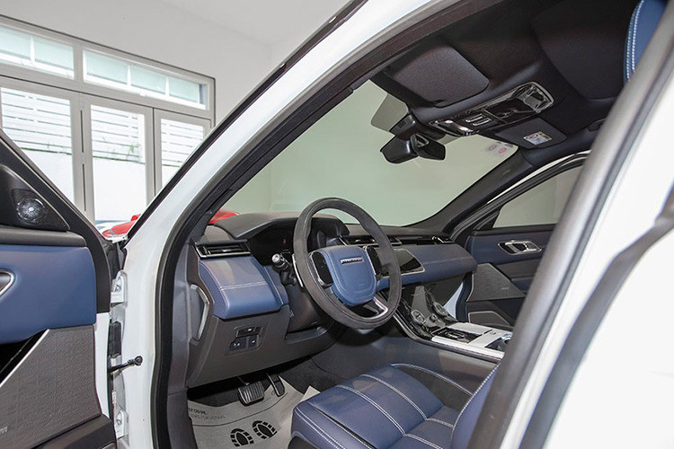 Bên trong nội thất của chiếc xe SUV địa hình hạng sang này sở hữu cấu trúc tương tự các dòng xe Range Rover khác, với điểm nhấn là 2 màn hình cảm ứng 10 inch nằm liền nhau theo chiều dọc, bên trên hiển thị thông tin giải trí, còn bên dưới tích hợp thêm 3 nút bấm cơ học để chỉnh điều hòa.