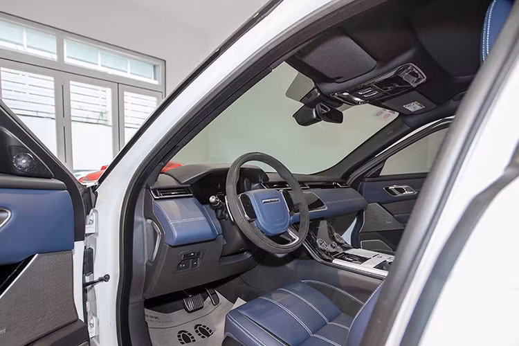 Bên trong nội thất của chiếc xe SUV địa hình hạng sang này sở hữu cấu trúc tương tự các dòng xe Range Rover khác, với điểm nhấn là 2 màn hình cảm ứng 10 inch nằm liền nhau theo chiều dọc, bên trên hiển thị thông tin giải trí, còn bên dưới tích hợp thêm 3 nút bấm cơ học để chỉnh điều hòa.