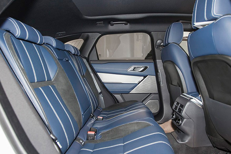 Theo phía Jaguar Land Rover cho hay, mẫu xe Velar mới này sở hữu không gian "rộng không tưởng cho mọi hành khách". Nằm phía trên trần xe là một cửa sổ trời Panorama siêu rộng, tăng thêm cảm giác thoáng đãng cho nội thất. Khoang hành lý của xe có thể tích 632 lít và có thể đạt 1731 lít nếu gập hàng ghế sau lại.