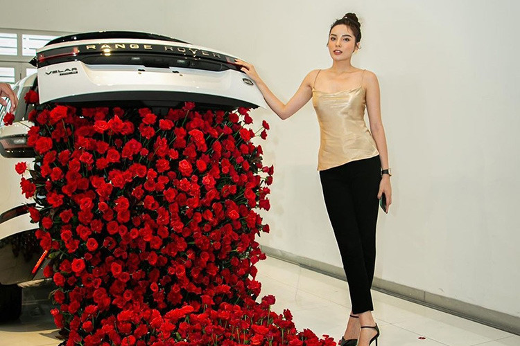 Để bàn giao chiếc SUV hạng sang Range Rover Velar R-Dynamic SE cho Hoa hậu Kỳ Duyên, đơn vị chính hãng đã trang trí hoa hồng trải dài từ cốp xe đến dưới sàn khá đẹp mắt. Range Rover Velar của Hoa hậu Kỳ Duyên thuộc bản mới với điểm nhấn là hệ thống đèn định vị ban ngày DRL dạng LED được tạo hình ấn tượng.