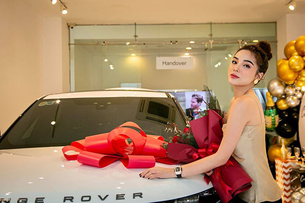 Range Rover Velar là mẫu SUV tầm trung được định vị nằm giữa hai mẫu xe Range Rover Evoque và Range Rover Sport. Chiến SUV hạng sang có kích thước tổng thể bao gồm chiều dài 4.803 mm, rộng 1.930 mm, cao 1.665 mm và chiều dài cơ sở 2.784 mm. Khoảng sáng gầm xe 51 mm và khả năng lội nước sâu 650 mm.