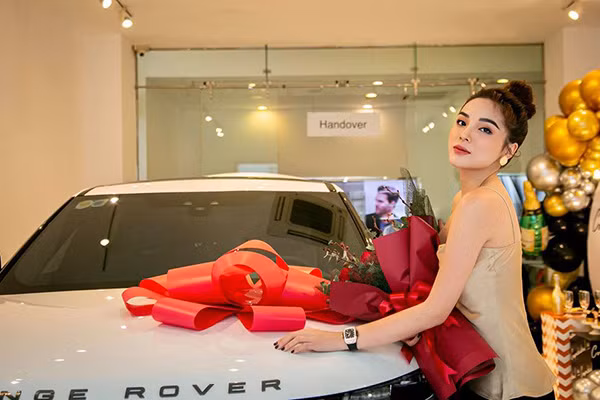 Range Rover Velar là mẫu SUV tầm trung được định vị nằm giữa hai mẫu xe Range Rover Evoque và Range Rover Sport. Chiến SUV hạng sang có kích thước tổng thể bao gồm chiều dài 4.803 mm, rộng 1.930 mm, cao 1.665 mm và chiều dài cơ sở 2.784 mm. Khoảng sáng gầm xe 51 mm và khả năng lội nước sâu 650 mm.