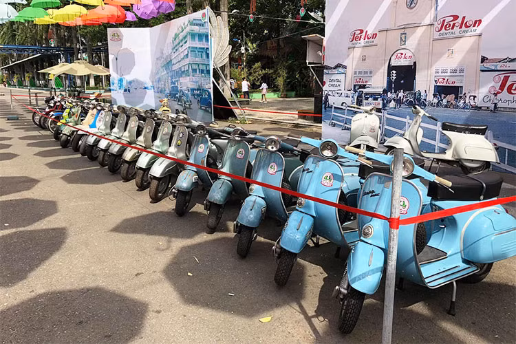 Những chiếc xe máy Vespa "con ong" có tuổi đời hàng chục năm của một CLB chơi dòng xe này xếp hàng dài tại sự kiện hiếm có này.