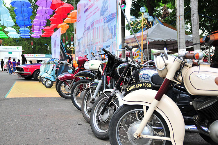 Ngoài ôtô cổ hàng hiếm, hàng loạt các mẫu xe máy "hiếm có khó tìm" cũng xuất hiện trong “Ngày hội xe cổ Sài Gòn 2018”. Các thương hiệu có mặt tại đây bao gồm; Vespa, Jawa, BMW, Lambreta và xe máy Ducati...