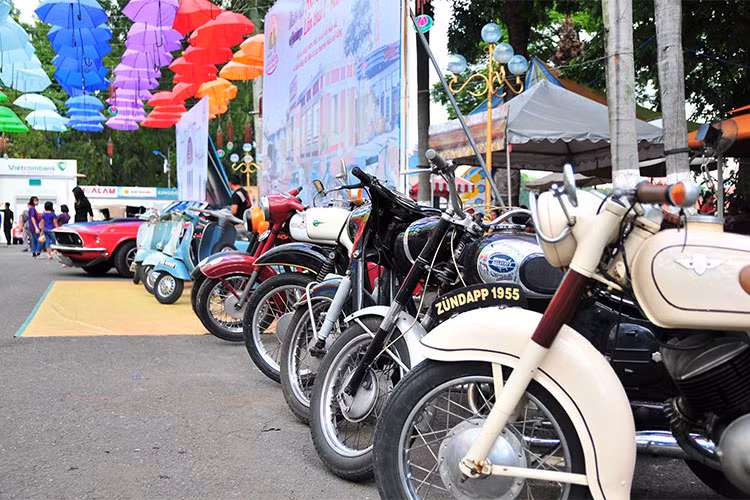 Ngoài ôtô cổ hàng hiếm, hàng loạt các mẫu xe máy "hiếm có khó tìm" cũng xuất hiện trong “Ngày hội xe cổ Sài Gòn 2018”. Các thương hiệu có mặt tại đây bao gồm; Vespa, Jawa, BMW, Lambreta và xe máy Ducati...