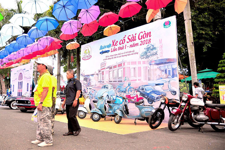 Một khu phố ôtô và xe máy cổ Sài Gòn xưa vừa được tái hiện ngay khu sân khấu Ngôi Sao - khu Bến Thuyền 1 ại Công viên văn hóa Đầm Sen, TP HCM với hàng chục xe hơi cổ lạ, độc đáo được quy tụ về. Tại đây, du khách có thể ngắm xe, chụp ảnh miễn phí với các mẫu xe cổ.
