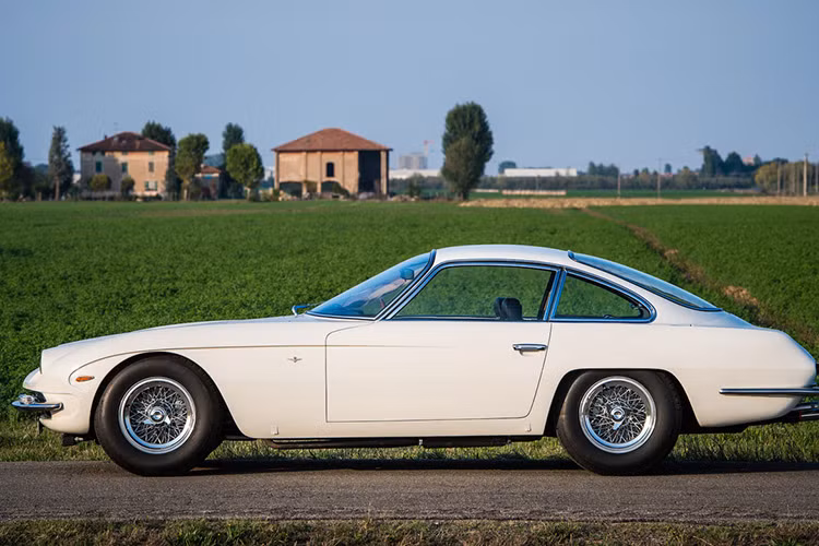 Mẫu "bò mộng" đầu tên mang tên 350GT của thương hiệu siêu xe Ý mang vẻ đẹp tinh tế này đã góp phần làm nên tên tuổi của Lamborghini cho tới ngày hôm nay. Chiếc 350GT chính là mẫu xe đầu tiên mà Lamborghini đem vào sản xuất đại trà với số lượng 120 chiếc.