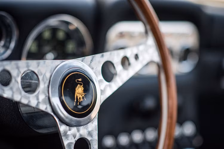 Những người thợ đã dành ra 780 giờ đồng hồ làm việc cật lực để khôi phục nguồn sức mạnh cho chú bò có tuổi thọ lên tới hơn 50 năm.Toàn bộ hệ thống điện, tản nhiệt, phanh,… đều được làm mới. Trong khi đó, phần trang trí nội ngoại thất tiêu tốn hơn 1000 giờ đồng hồ.