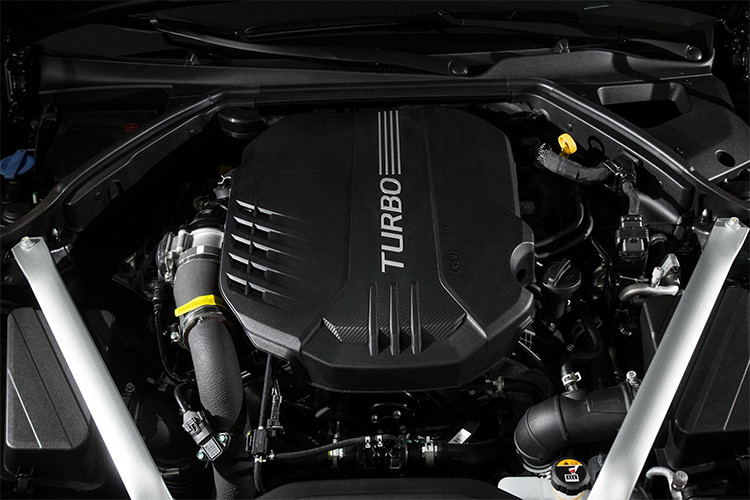 Genesis G70 2018 tại Việt Nam thuộc phiên bản 2.0T, ở phiên bản này xe được trang bị động cơ 4 xy-lanh thẳng hàng (I4) dung tích 2.0L tăng áp (turbocharger) cho công suất tối đa 254 mã lực và mô men xoắn cực đại 353 Nm, sức mạnh được truyền xuống cầu sau (RWD) qua hộp số tự động 8 cấp (8 AT).