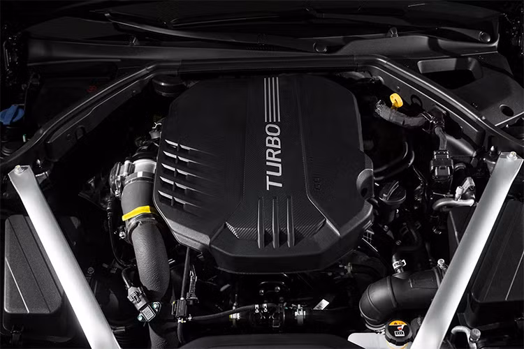 Genesis G70 2018 tại Việt Nam thuộc phiên bản 2.0T, ở phiên bản này xe được trang bị động cơ 4 xy-lanh thẳng hàng (I4) dung tích 2.0L tăng áp (turbocharger) cho công suất tối đa 254 mã lực và mô men xoắn cực đại 353 Nm, sức mạnh được truyền xuống cầu sau (RWD) qua hộp số tự động 8 cấp (8 AT).