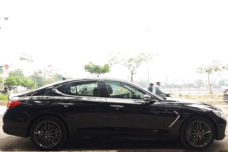 Do sử dụng chung khung gầm với "người anh em" cùng tập đoàn là mẫu xe Kia Stinger 2018, thông số kỹ thuật của Genesis G70 phiên bản 2018 với kích thước chiều dài x rộng x cao lần lượt là: 4.685 x 1.850 x 1.400 (mm) và chiều dài cơ sở là 2.835 (mm).