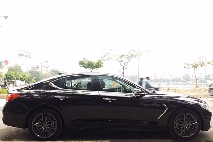 Do sử dụng chung khung gầm với "người anh em" cùng tập đoàn là mẫu xe Kia Stinger 2018, thông số kỹ thuật của Genesis G70 phiên bản 2018 với kích thước chiều dài x rộng x cao lần lượt là: 4.685 x 1.850 x 1.400 (mm) và chiều dài cơ sở là 2.835 (mm).