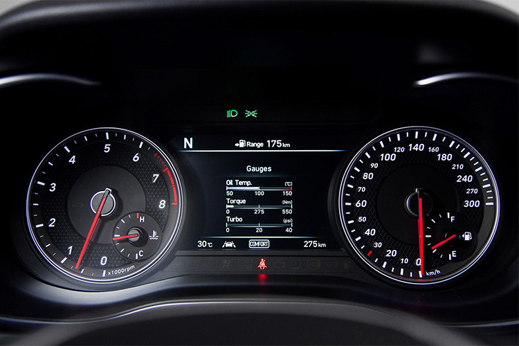 Các trang bị an toàn tiêu chuẩn trên Hyundai Genesis G70 2018 tại Việt Nam bao gồm: cảnh báo va chạm phía trước (Forward Collision-Avoidance Assist), hỗ trợ lái xe trên cao tốc (Highway Driving Assist), cảnh báo điểm mù, loạt hệ thống cảnh báo tài xế (Driver Awareness Warning), túi khí an toàn, cân bằng điện tử,…