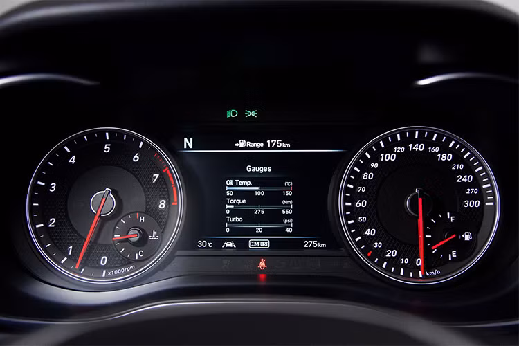 Các trang bị an toàn tiêu chuẩn trên Hyundai Genesis G70 2018 tại Việt Nam bao gồm: cảnh báo va chạm phía trước (Forward Collision-Avoidance Assist), hỗ trợ lái xe trên cao tốc (Highway Driving Assist), cảnh báo điểm mù, loạt hệ thống cảnh báo tài xế (Driver Awareness Warning), túi khí an toàn, cân bằng điện tử,…