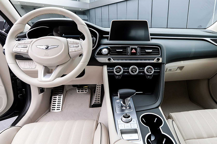 Là một sản phẩm cao cấp - nhà sản xuất ôtô Hyundai đã chăm chút cho nội thất Genesis G70 đề cao tính sang trọng, với sở hữu màn hình thông tin giải trí cảm ứng 8 inch tương thích với MirrorLink, kết nối Apple CarPlay và Android Auto, trang bị hệ thống âm thanh vòm cao cấp từ Lexicon với 15 loa có thể được trang bị như là tùy chọn.