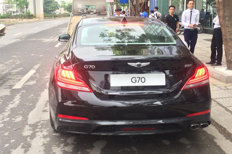 Ở phía sau, phần đuôi của xe nổi bật với cụm đèn hậu dạng LED, cánh gió tích hợp trên nắp cốp và hệ thống ống xả kép thể thao. Thiết kế thể thao tiếp tục được thể hiện ở bộ mâm 5 chấu kép kích thước 19 inch, lốp hiệu Michelin. Cùm phanh bên trong của thương hiệu Brembo.