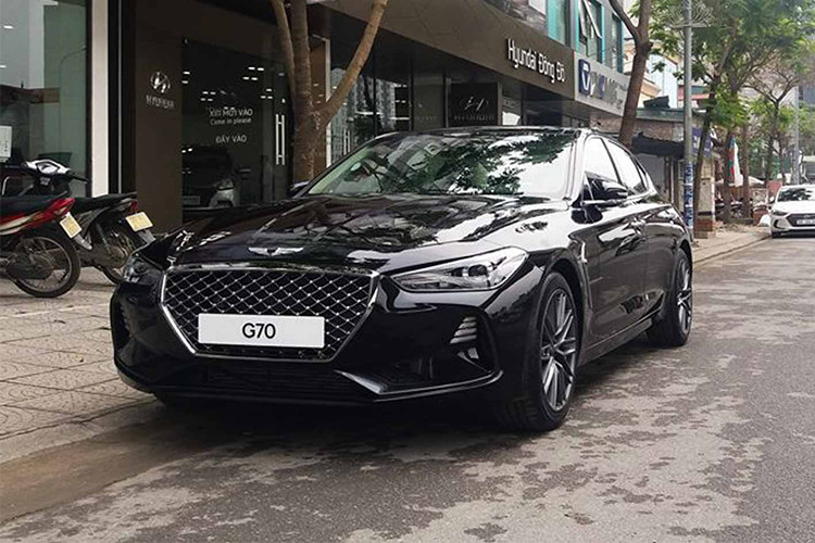 Genesis G70 2018 tại đại lý có giá khoảng 1,7 tỷ đồng, cao hơn BMW 3-Series 320i (F30) có giá tham khảo từ 1,319 - 1,509 tỷ đồng hay ngang tầm giá Mercedes-Benz C250 Exclusive (W205) với giá 1,729 tỷ đồng (Mức giá tham khảo tháng 4/2018). Có thể thấy, G70 có mức giá không rẻ hơn so với các đối thủ trong cùng phân khúc tại Việt Nam.